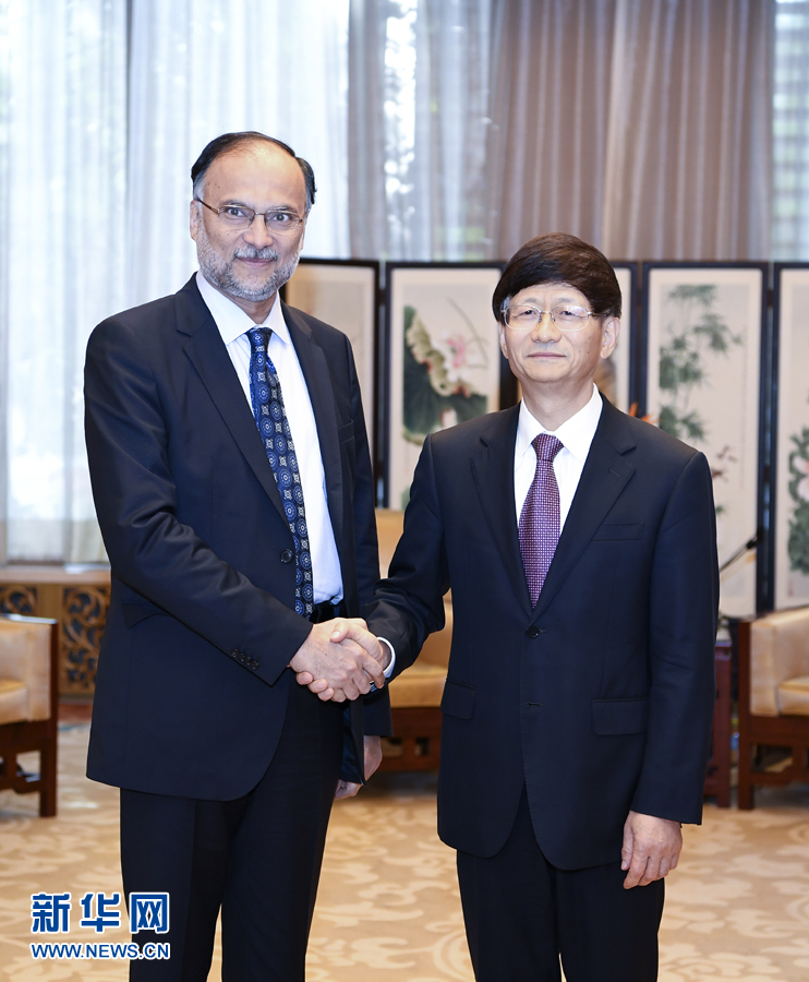 9月26日，中共中央政治局委員、中央政法委書記孟建柱在北京會見來華出席國際刑警組織第86屆全體大會的巴基斯坦內(nèi)政部長伊克巴爾。新華社記者 張領 攝