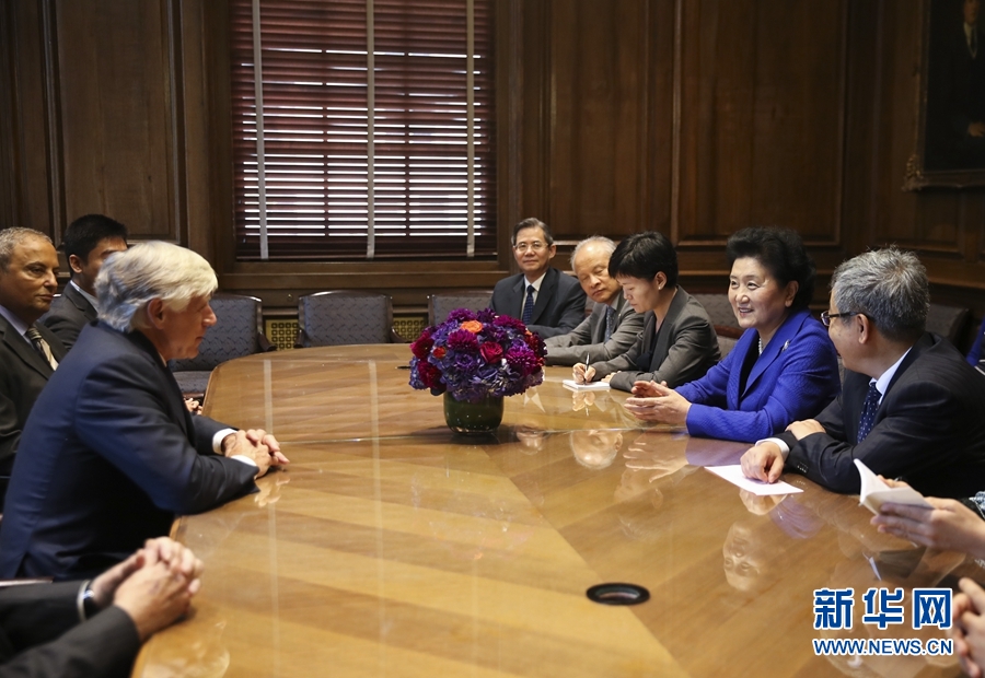 當(dāng)?shù)貢r(shí)間9月26日，國(guó)務(wù)院副總理劉延?xùn)|在紐約哥倫比亞大學(xué)出席中美大學(xué)校長(zhǎng)與智庫(kù)論壇并發(fā)表主旨演講。這是論壇開(kāi)始前，國(guó)務(wù)院副總理劉延?xùn)|（右二）會(huì)見(jiàn)哥倫比亞大學(xué)校長(zhǎng)博林格（左）。新華社記者 王迎 攝