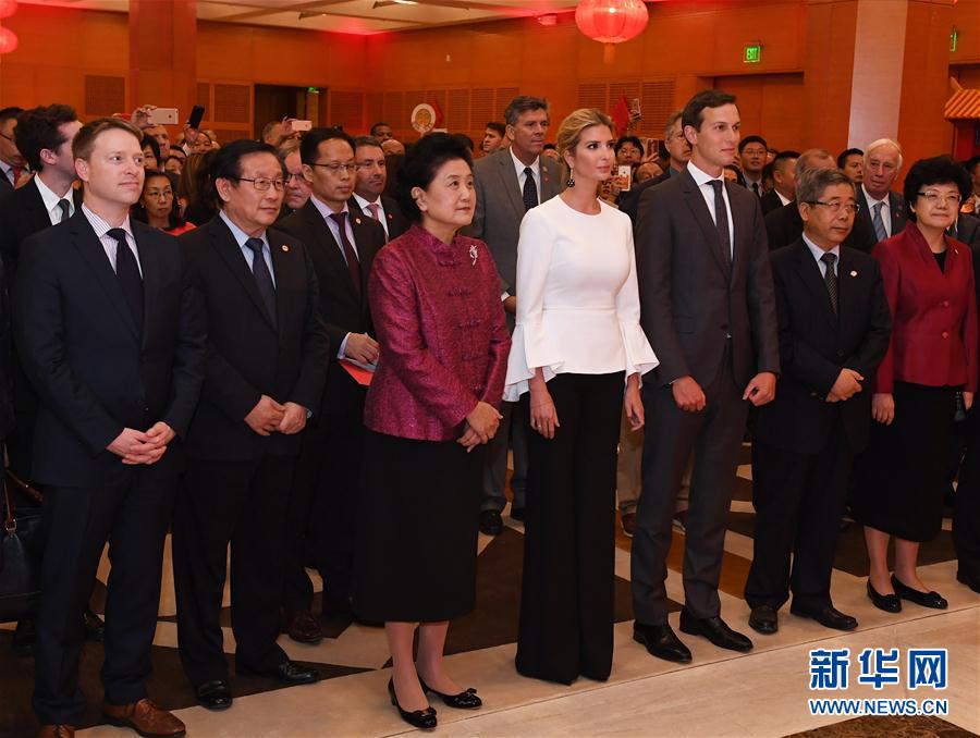 當(dāng)?shù)貢r(shí)間9月27日晚，正在華盛頓出席首輪中美社會(huì)和人文對(duì)話的國(guó)務(wù)院副總理劉延?xùn)|出席中國(guó)駐美國(guó)使館2017年國(guó)慶招待會(huì)。新華社記者殷博古攝