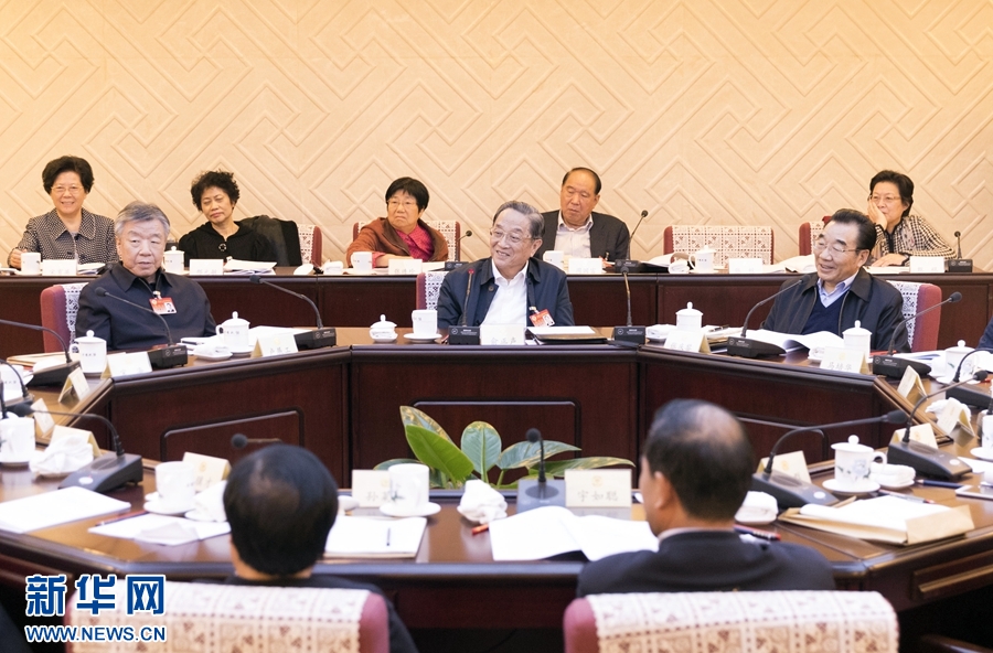 10月30日，政協(xié)第十二屆全國(guó)委員會(huì)常務(wù)委員會(huì)第二十三次會(huì)議舉行分組討論，與會(huì)人員圍繞深入學(xué)習(xí)貫徹中共十九大精神認(rèn)真討論，積極建言獻(xiàn)策。全國(guó)政協(xié)主席俞正聲參加討論。新華社記者 丁海濤 攝