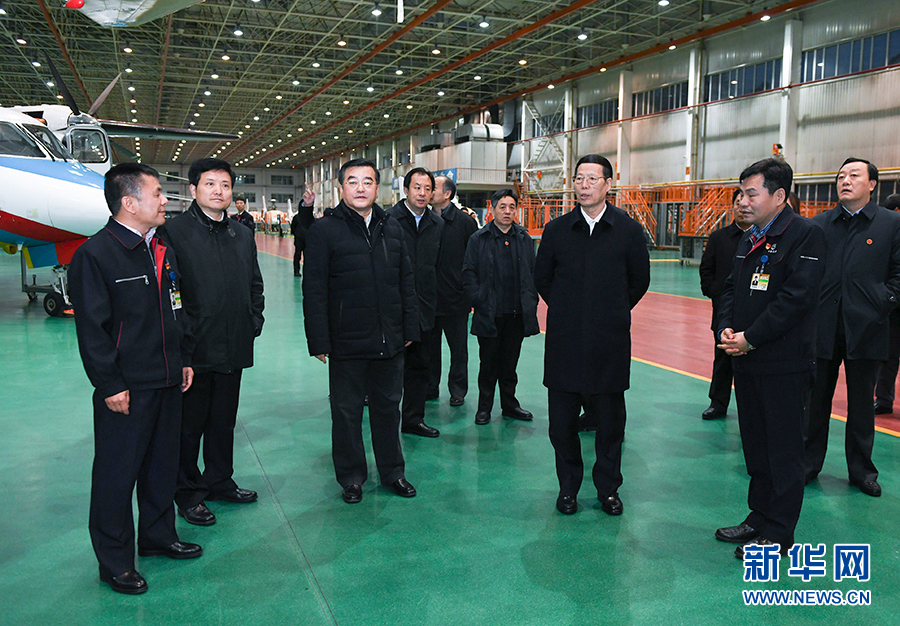 11月14日至15日，國(guó)務(wù)院副總理張高麗在黑龍江調(diào)研。這是11月14日，張高麗到哈爾濱飛機(jī)工業(yè)集團(tuán)有限責(zé)任公司了解國(guó)有老企業(yè)轉(zhuǎn)型升級(jí)情況。 新華社記者 高潔 攝