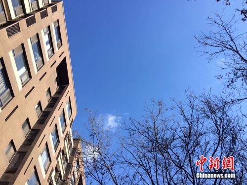 2017年12月7日，北京空氣質(zhì)量較好，圖為北京豐臺(tái)區(qū)某小區(qū)拍到的藍(lán)天。<a target='_blank'  >中新網(wǎng)</a> 邱宇 攝