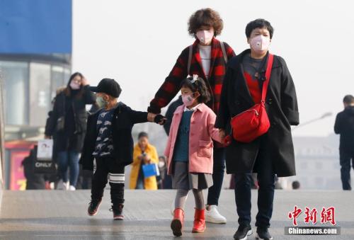 2016年12月19日，北京被霧霾籠罩，民眾戴防霧霾口罩出行。 <a target='_blank' >中新社</a>記者 杜洋 攝