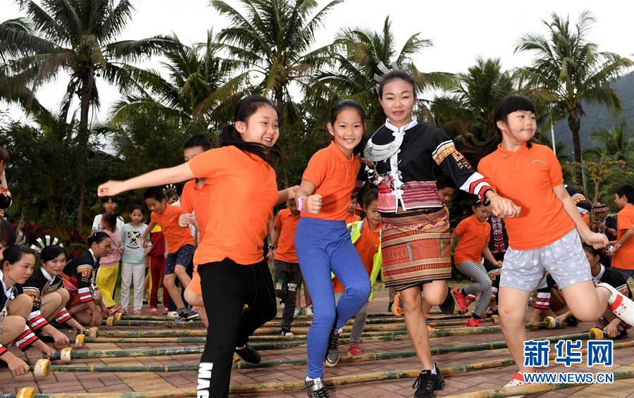 (社會(huì))(1)海南貧困黎鄉(xiāng)——小妹村:旅游扶貧將綠水青山打造成金山銀山(4)