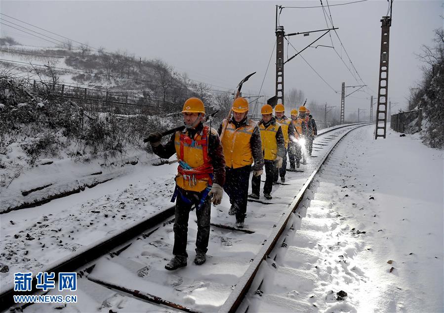 (走基層 聽(tīng)民聲)(1)鐵路守護(hù)者 隧道“打冰人”