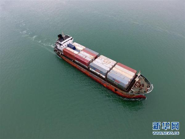 （在習近平新時代中國特色社會主義思想指引下&mdash;&mdash;新時代新氣象新作為&middot;圖文互動）（2）大工業(yè)與白海豚&ldquo;共存共榮&rdquo;&mdash;&mdash;廣西欽州港深化改革開放構建綠色發(fā)展高地