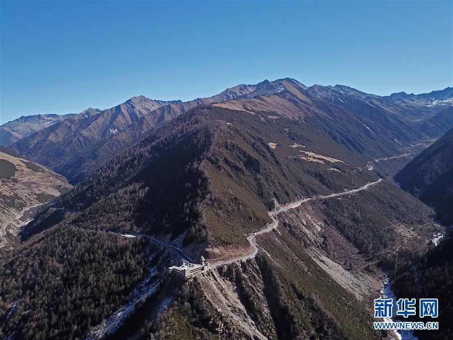 (圖文互動(dòng)·新華全媒頭條)(1)讓農(nóng)民致富奔小康的道路越走越寬廣——黨的十八大以來以習(xí)近平同志為核心的黨中央關(guān)心農(nóng)村公路發(fā)展紀(jì)實(shí)