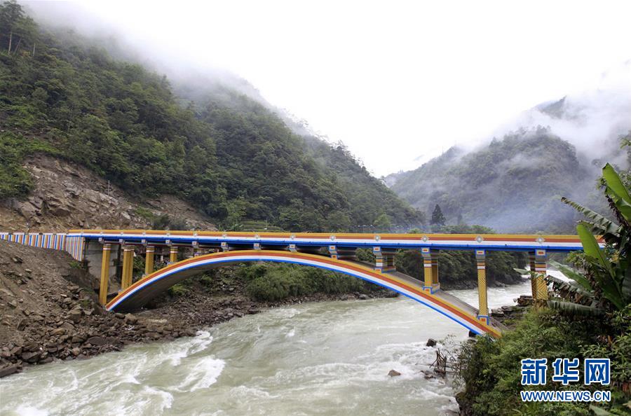 (圖文互動(dòng)·新華全媒頭條)(4)讓農(nóng)民致富奔小康的道路越走越寬廣——黨的十八大以來以習(xí)近平同志為核心的黨中央關(guān)心農(nóng)村公路發(fā)展紀(jì)實(shí)