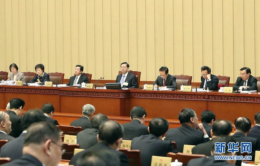 2月23日，十二屆全國(guó)人大常委會(huì)第三十三次會(huì)議在北京人民大會(huì)堂開幕。張德江委員長(zhǎng)主持會(huì)議。 新華社記者　劉衛(wèi)兵　攝