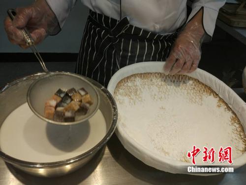 制作元宵時(shí)，首先要將餡料做好，沾上水，再投進(jìn)盛滿糯米粉的笸籮內(nèi)搖。<a target='_blank'  ><p  align=