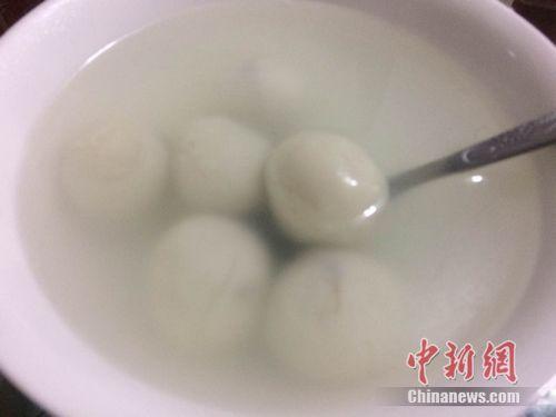 資料圖：湯圓煮制后，表面比元宵光滑，湯水相對(duì)清澈。 <a target='_blank'  ><p  align=