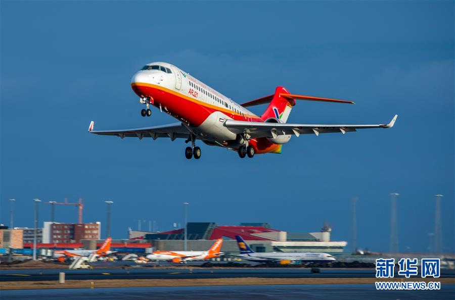 (經(jīng)濟(jì))(1)國(guó)產(chǎn)支線飛機(jī)ARJ21噴氣客機(jī)完成冰島大側(cè)風(fēng)試飛