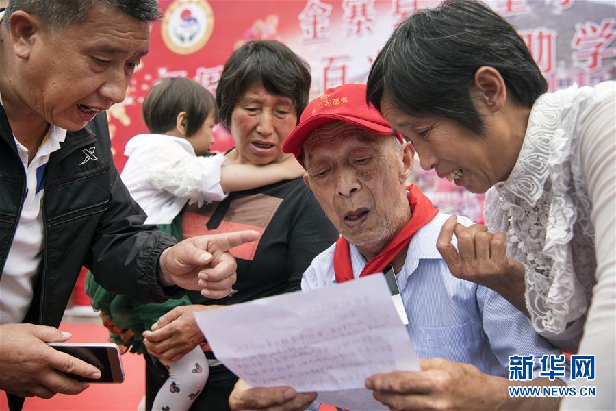 （圖片故事）（3）&ldquo;希望老人&rdquo;的第100次老區(qū)助學(xué)之旅