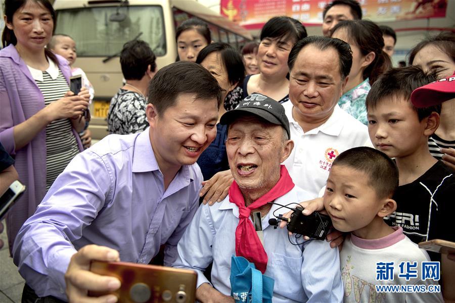 （圖片故事）（4）&ldquo;希望老人&rdquo;的第100次老區(qū)助學(xué)之旅