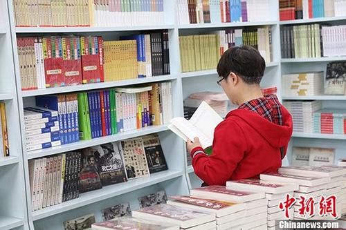 5月9日，一女子在哈爾濱市某書(shū)店選購(gòu)圖書(shū)。從5月1日至5月4日，全國(guó)32家紙廠宣布漲價(jià)，各紙種漲價(jià)幅度為每噸100元至300元不等。對(duì)此，出版行業(yè)業(yè)內(nèi)人士表示&ldquo;因?yàn)榧垙垉r(jià)格上漲，直接造成了出版成本的明顯增加，出版行業(yè)只能被迫對(duì)圖書(shū)定價(jià)進(jìn)行調(diào)整。&rdquo;
<a target='_blank' >中新社</a>記者 于琨 攝