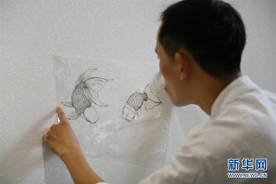 #（文化）（2）魚(yú)躍盤中：活靈活現(xiàn)的瓷畫技藝