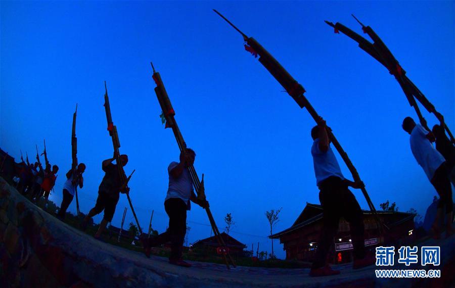 （社會(huì)）（11）苗山脫貧影像志&mdash;&mdash;把苗寨搬進(jìn)景區(qū) 讓貧困戶(hù)住進(jìn)城里