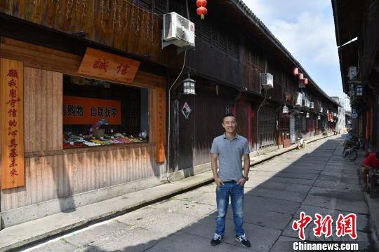 圖為：&ldquo;誠(chéng)信小賣(mài)部&rdquo;的店主王金偉 范宇斌 攝