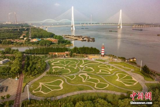 8月9日，航拍南京魚嘴濕地公園，旁邊就是南京第三長江大橋。 <a target='_blank' >中新社</a>記者 泱波 攝