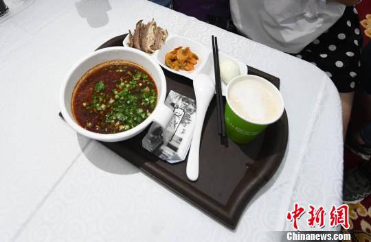 圖為&ldquo;環(huán)西部火車游Y667/8次&rdquo;列車上推出蘭州牛肉面套餐，套餐38元，有一碗牛肉面、一碟牛肉、一個雞蛋、一份小菜、一份甜胚子?！钇G敏 攝
