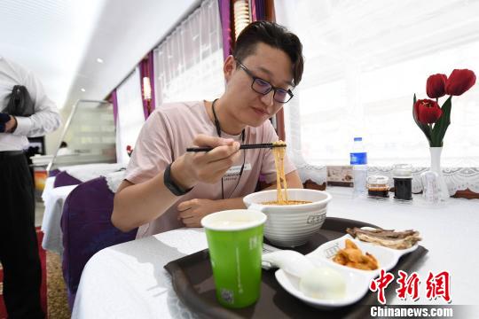 圖為旅客在列車上享用正宗牛肉面。　楊艷敏 攝