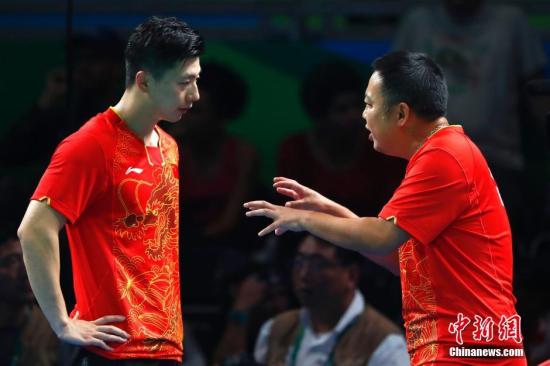 圖為教練劉國梁在場邊指導(dǎo)。<a target='_blank'  ><p  align=