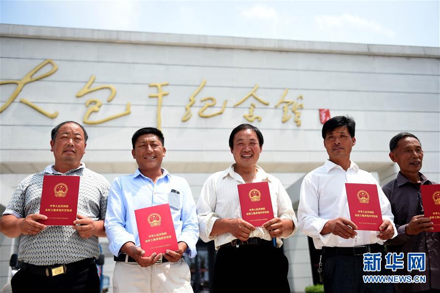 （新華全媒頭條&middot;壯闊東方潮　奮進(jìn)新時(shí)代&mdash;&mdash;慶祝改革開放40年&middot;圖文互動(dòng)）（1）小崗，與時(shí)代同行&mdash;&mdash;&ldquo;中國(guó)農(nóng)村改革第一村&rdquo;40年變遷的改革啟示