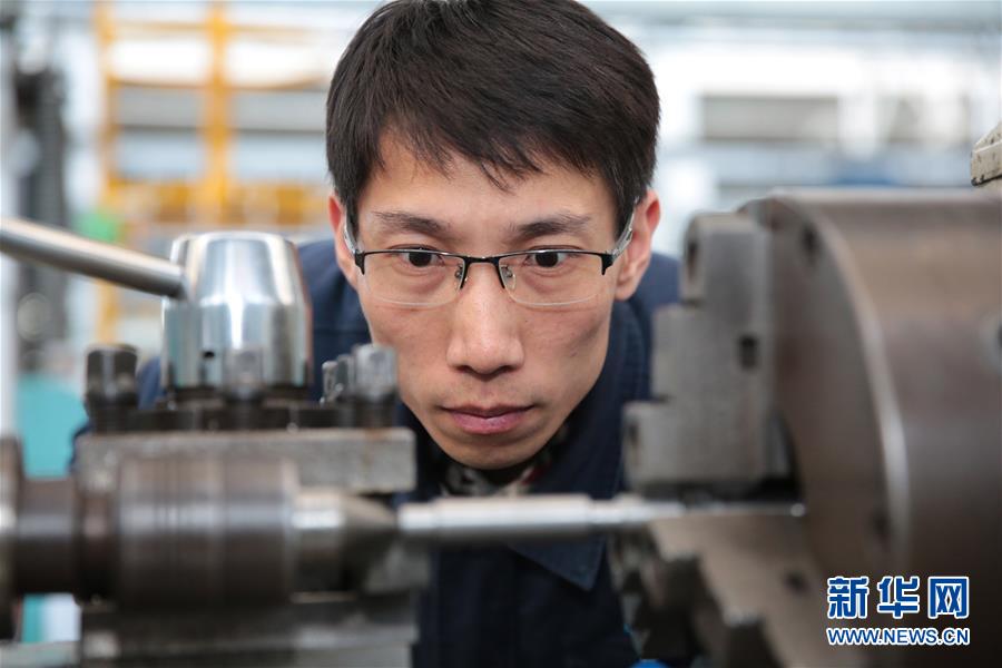 （圖文互動(dòng)）（2）他用匠心守護(hù)飛機(jī)心臟&mdash;&mdash;記中國(guó)航發(fā)沈陽(yáng)黎明航空發(fā)動(dòng)機(jī)有限責(zé)任公司一線工人洪家光