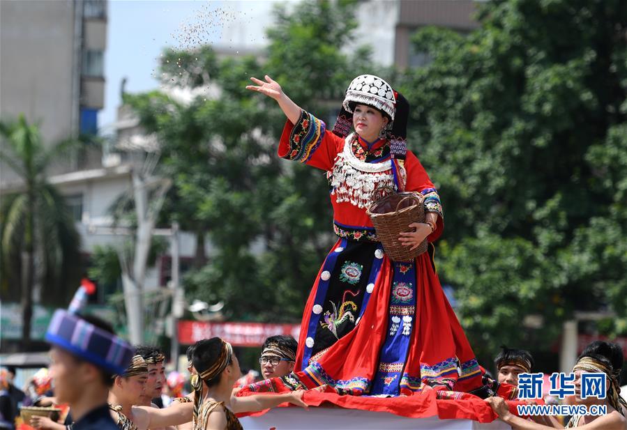 (輝煌60年·壯美新廣西·圖文互動(dòng))(3)和睦相處一家親 攜手并進(jìn)謀發(fā)展——廣西民族團(tuán)結(jié)發(fā)展觀察