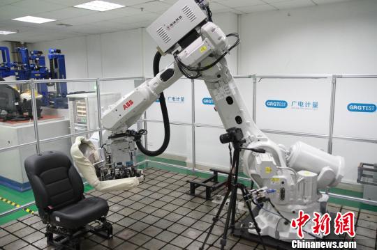 機(jī)器人測試桌椅?！”R育辛 攝