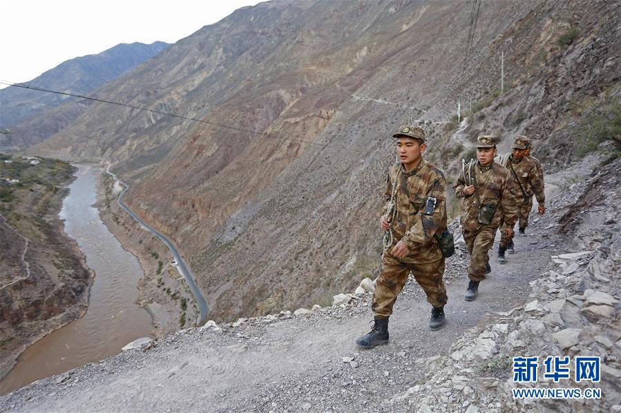 (向奉獻(xiàn)者致敬·圖文互動(dòng))(1)情注一纜通滇藏——記某信息通信基地四營五連連長(zhǎng)翁春芳