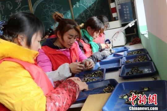 甘肅清水縣農(nóng)戶:昔日走南闖北苦今日家門口上班樂(lè)