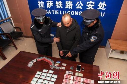 資料圖：一犯罪嫌疑人對拉薩鐵路警方查獲的火車票進行指認。　胡傳鑫 攝