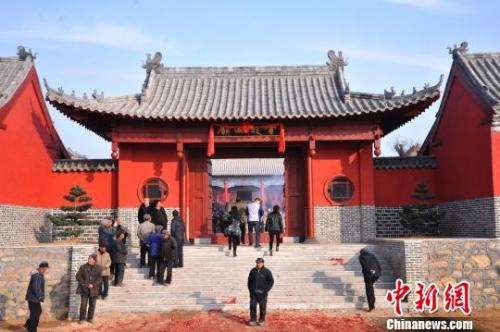 資料圖：元旦小長假期間，威海南海新區(qū)云龍山上舉辦新年廟會?！⒉?攝