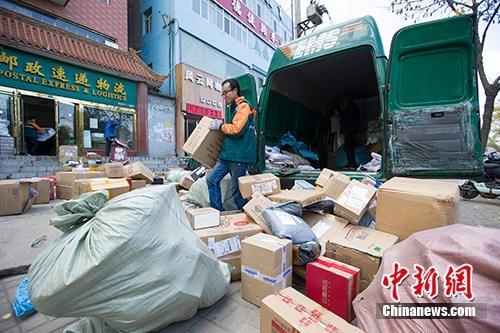 資料圖：物流人員在分揀快遞。<a target='_blank' ><p  align=