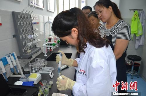 資料圖：工作人員根據(jù)消費(fèi)者要求現(xiàn)場檢驗(yàn)，共筑食品安全。<a target='_blank' ><p  align=