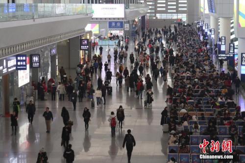 資料圖：2018年12月29日，成都東站候車大廳旅客如織，迎來(lái)2019年元旦小長(zhǎng)假出行高峰。張浪 攝