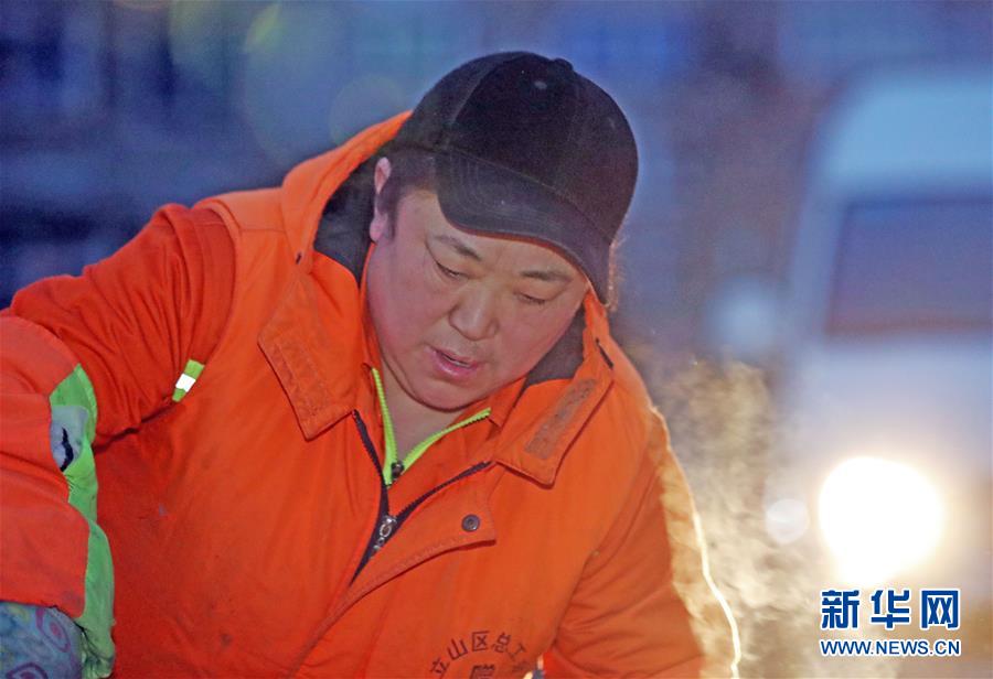 (新春走基層·代表委員履職)(1)馬路牙子上當(dāng)代表——環(huán)衛(wèi)工人莊艷的履職故事