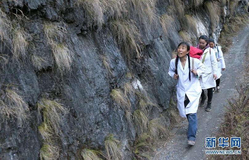 (新華全媒頭條·圖文互動)(1)大峽谷里的“背簍醫(yī)生”