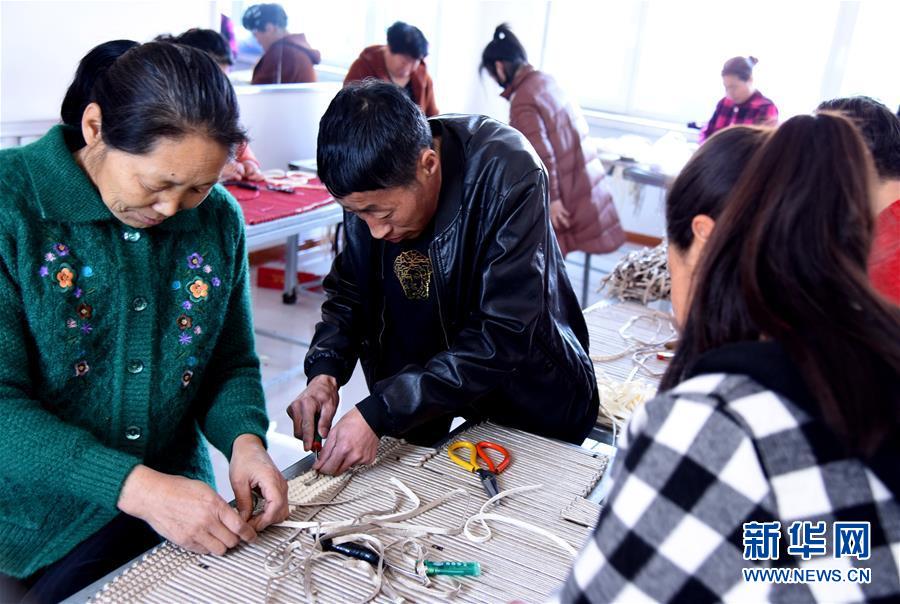 （在習近平新時代中國特色社會主義思想指引下&mdash;&mdash;新時代新作為新篇章&middot;圖文互動）（6）腳下有路 心中有志 生命有光&mdash;&mdash;殘疾夫妻&ldquo;跑贏&rdquo;脫貧沖刺