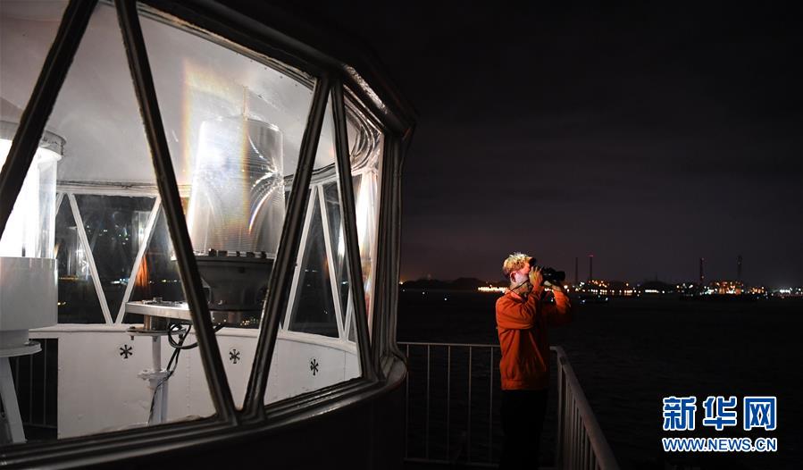 （新華全媒頭條&middot;圖文互動(dòng)）（8）守望&mdash;&mdash;記舢舨洲&ldquo;島主&rdquo;黃燦明一門四代航標(biāo)工