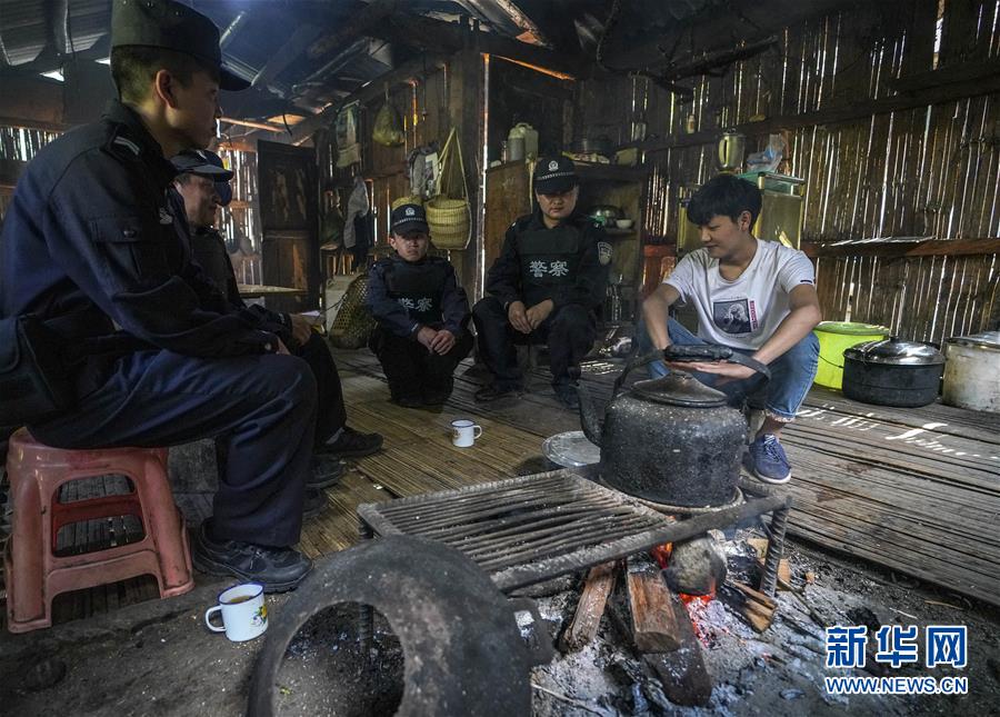 （愛(ài)國(guó)情 奮斗者&middot;圖文互動(dòng)）（1）警民情深&mdash;&mdash;記云南貢山縣獨(dú)龍江鄉(xiāng)邊境派出所