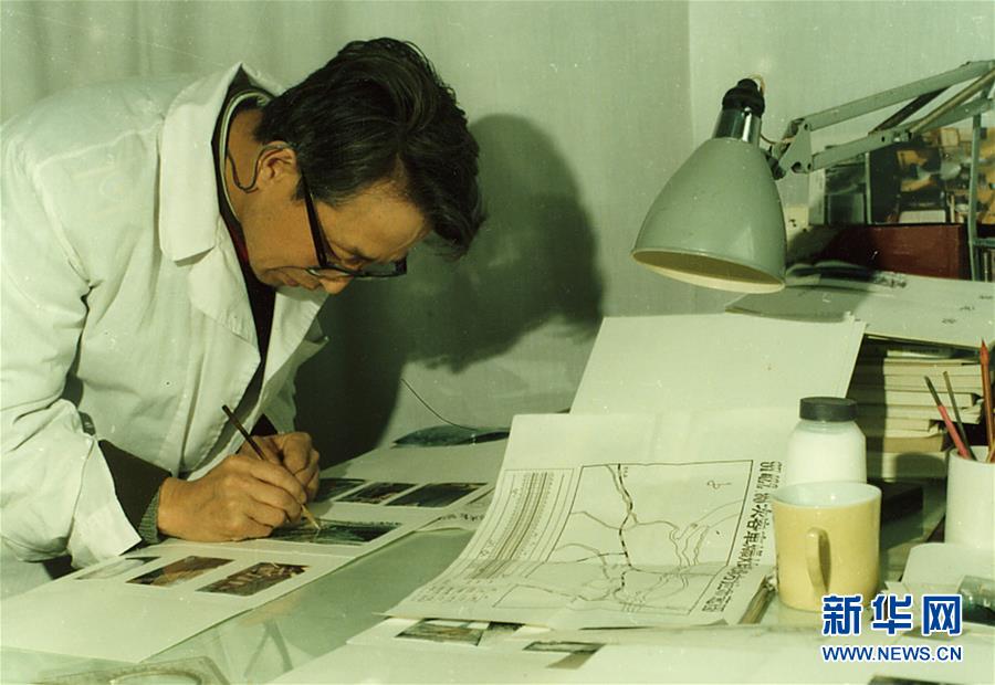 （新華全媒頭條&middot;時(shí)代先鋒&middot;圖文互動(dòng)）（11）傳奇的英雄 無(wú)悔的忠誠(chéng)&mdash;&mdash;記刑偵痕跡檢驗(yàn)專家崔道植