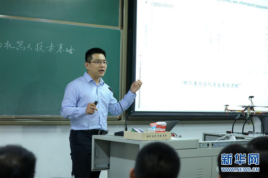 （圖文互動）（1）心懷藍天　逐夢云霄&mdash;&mdash;記天津大學教授、一飛智控創(chuàng)始人齊俊桐