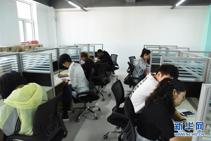 （在習近平新時代中國特色社會主義思想指引下&mdash;&mdash;新時代新作為新篇章&middot;圖文互動）（4）生長在&ldquo;云&rdquo;上的&ldquo;小鎮(zhèn)青年&rdquo;&mdash;&mdash;東北偏遠小城發(fā)展新興產(chǎn)業(yè)吸引年輕人回流