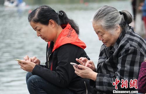 圖為中國(guó)中老年女性使用智能手機(jī)上網(wǎng)。(資料圖) 劉占昆 攝