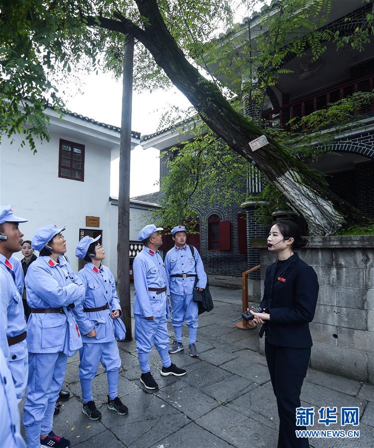 (新華全媒頭條·壯麗70年·奮斗新時代——記者再走長征路·圖文互動)(4)偉大轉折是怎樣發(fā)生的——重回遵義會議現(xiàn)場
