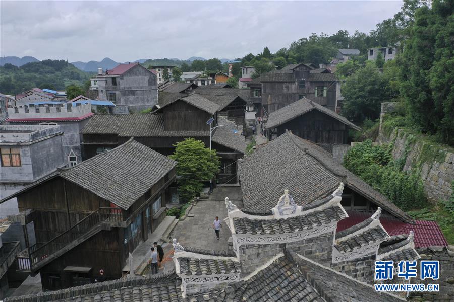 （壯麗70年&middot;奮斗新時(shí)代&mdash;&mdash;記者再走長(zhǎng)征路&middot;圖文互動(dòng)）（3）手捧棉被憶紅軍：走了那么多年，我們都念他們的好