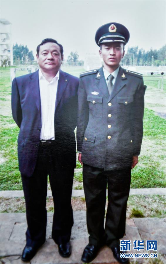 (新華全媒頭條·愛(ài)國(guó)情 奮斗者·圖文互動(dòng))(7)初心不改 紅心向黨——西部戰(zhàn)區(qū)陸軍某旅玉樹(shù)獨(dú)立騎兵連連長(zhǎng)尼都塔生一家四代跟黨走紀(jì)實(shí)