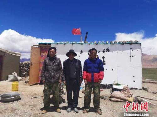 圖為黨確桑布和兩個兒子。 謝藝觀 攝